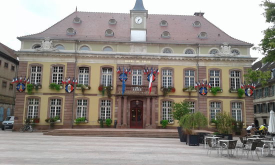 Das Hotel der Stadt. Feierlich geschmückt in den Farben Frankreichs. Zudem mit den Leitwörtern der Französischen Revolution