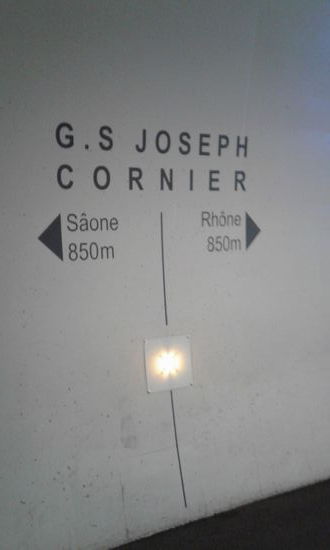 Genau in der Mitte. Der Tunnrl an sich ist schon 1,5 km lang.