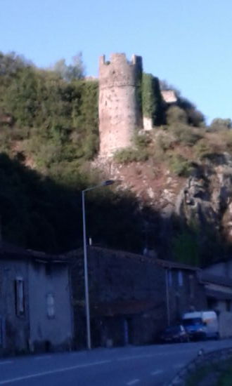 Ein alter Wehrturm