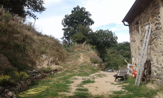 Der Weg in den Garten hinter dem Haus.