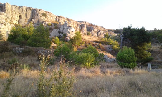 Rechts von mir sind hohe Felsen.