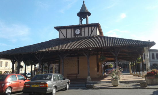 Das ist der alte Getreidespeicher des Dorfes. Jedes akte Dorf in der Region hat das hier auf dem Dorfplatz