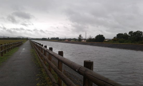 An einem Energikanal der Garonne mit ordentlichem Gegenwind