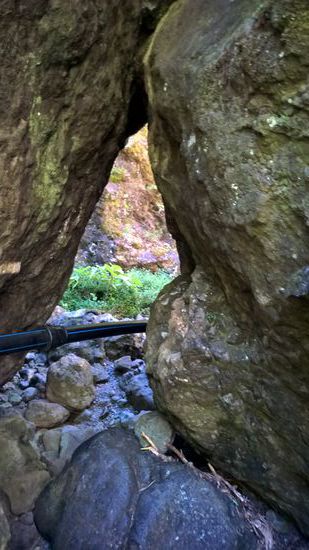 Wir mussten lange in und an einem Flussbett gehen dabei über oder sogar unter Felsen klettern.