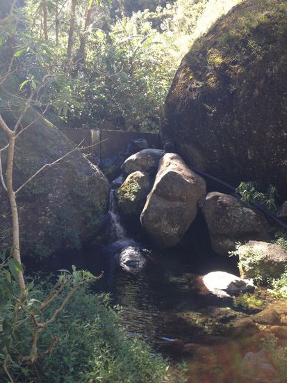 Dieses Rohr endete an einer kleinen Staumauer, an der sich ein Bassin bildet, von dem aus das Dorf mit Frischwasser versorgt wird.
Es ist erstaunlich, wie man das Rohr in die unzugängliche Gegend gebracht hat.
Und das über Kilometer!