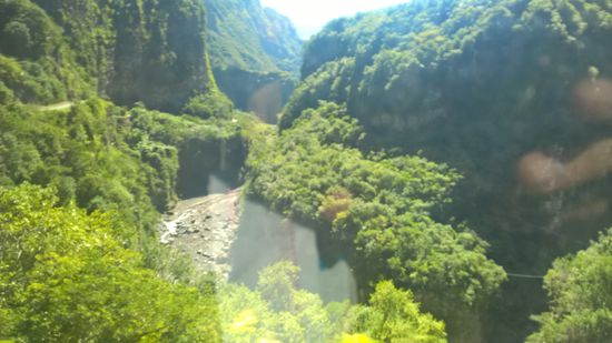 Leider haben wir vor lauter Staunen das Fotografieren vergessen.
Nach jahrelanger Trassenerkundung durch die Ingenieure einerseits und dem Festhalten an den alten Maultierpfaden durch die madagassischen Arbeiter andererseits, begannen 1927 die Bauarbeiten.
Der Bau der Straße wurde gleichzeitig von beiden Seiten begonnen, von oben vom Plateau und von unten aus dem Tal kommend. Kurz vor der Zusammenführung stellte man fest, dass sich die beiden Enden durch einen zu großen Höhenunterschied gar nicht treffen können. Als Lösung hat man eine Schlaufe in die Straße eingebaut.
1932 wurde die Verbindungsstraße zur Küste dann fertiggestellt und freigegeben. Bis dahin war der Ort nur zu Fuß und über Gebirgspfade zu erreichen und wer es sich damals leisten konnte, lies sich in einer Sänfte tragen.