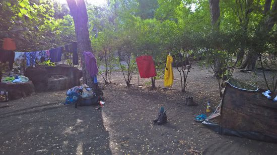 Der Platz war riesig, für uns optimal.
Er bot uns nicht nur  Platz für unser Schlafzimmer sondern auch Raum für die Waschküche, Wohn- und Esszimmer und sogar eine Küche. Alles für 20 Euro den Tag.
Die Wohnküche mit Sitzstein und Grill war ein echter Traum. Wirklich. Im Baum über dem Sitzstein, der uns auch als Arbeitsfläche diente, befestigten wir mit dem Ladekabel unseres Smartphones die faltbare Campingleuchte. Prima Arbeitsleuchte! Es war herrlich auf dem Sitzstein den Salat zu schnippeln und diesen dann anschließend mit unserem selbst marinierten Fleisch zu genießen. Die Wärme und das fahle Licht der glühenden Kohlen strahlte herüber. Am Feuer hatten wir dann auch unsere romantischen Abende.
Auf europäischen Zeltplätzen strikt verboten, auf Réunion, hier auf allen Plätzen vorgesehen: offenes Feuer am Grillplatz.