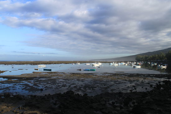 Der Hafen liegt hinter einem Korallenriff und ist nur für kleine Boote geeignet.