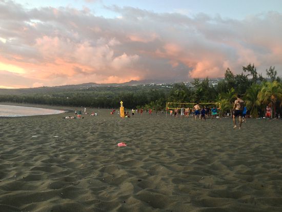 Am Strand herrschte reges Treiben. Und wiedermal zeigte sich, dass alle Kulturen vermischt sind und auch gemeinsam die Freizeit verbringen.