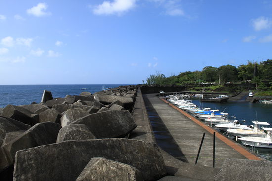 Die hohen Wellenbrecher lassen erahnen, was dort mitunter an die Küste schwappt. Der Hafen wird als Fischereihafen bezeichnet. Außer kleinen Privatbooten waren aber keine Fischerboote zu sehen. Sicherlich ist er auch als Nothafen gedacht.