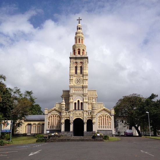 Die Kapelle und die Fassade der Kirche wurden zwischen 1926 und 1950 auf Initiative von Pfarrer Daubenberger, der Sohn eines elsässischen Architekten, im Überfluss barock dekoriert. Unterstützt wurde er dabei von Mitgliedern seiner Gemeinde, Katechismusschülern und der Ordensgemeinschaft Filles de Marie. Es dominieren Blumen- und Obstmotive, die in Zement gegossen und dann auf die Wände aufgebracht wurden.