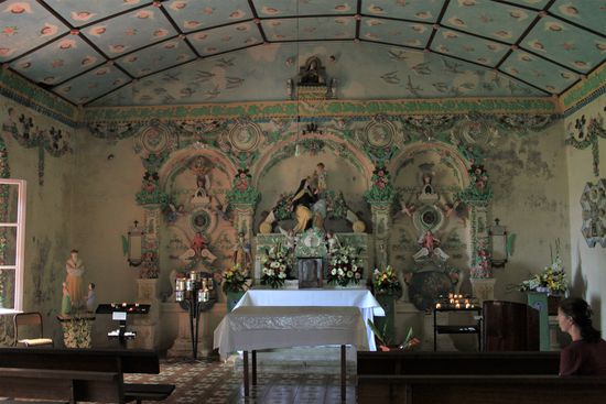 Auch im Innern ist die Kirche reichlich dekoriert.