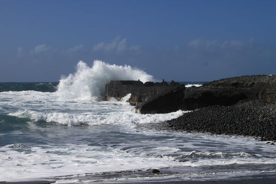 Hier zeigte sich wieder die Gewalt des Indichen Ozeans!
Man konnte hören wie die Steine im Meer waren über den Meeresgrund polterten!