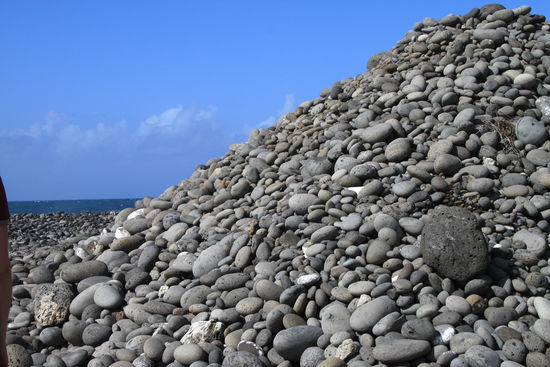 Am Strand lagen diese Steine haushoch aufgetürmt.