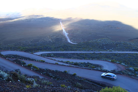 Auf Serpentinen ging es runter auf die übelste Schlaglochpiste dieser Insel.