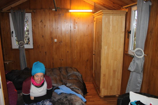 Die Hütte war die letzte Unerkunftmöglichkeit. 
"Wenn Engel reisen"
Aber unsere Daunendecke musste herhalten, denn es war unangenehm klamm und kalt.
Nach etwas Ruhe ging es um 18 Uhr zum Abendmenue. Es gab ein drei Gänge Menü. Gegessen wurde an einer langen Tafel. Die umsichtigen Herbergseltern setzten uns zu zwei weiteren Deutschen und einer Familie aus der Schweiz. Gutes Essen, kurzweilige Unterhaltung, ein schöner Abend und dann früh ins eiskalte Bett.