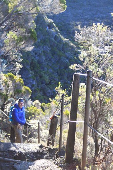 Über einen gut befestigten, noch etwas glitschigen Weg ging es eine halbe Stunde lang in die Tiefe.