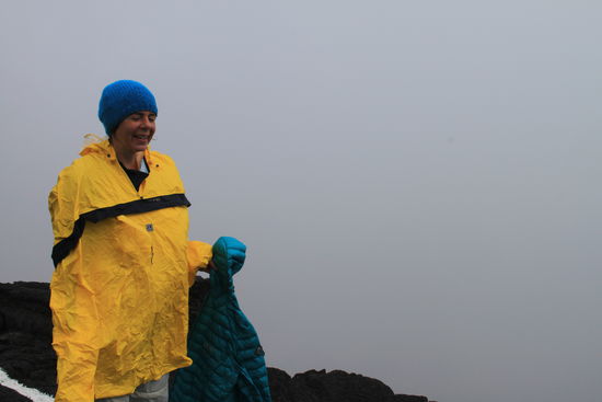 Also mussten die Regenklamotten angezogen werden.
Im Hintergrund wäre der Krater zu sehen. Die weiße Linie unten rechts sollte wegen Abbruchgefahr nicht überschritten werden.