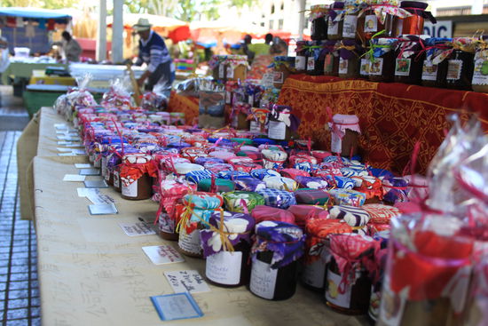 Massenweise unterschiedliche selbstgemachte Marmeladen mit allen Aromen der Insel!