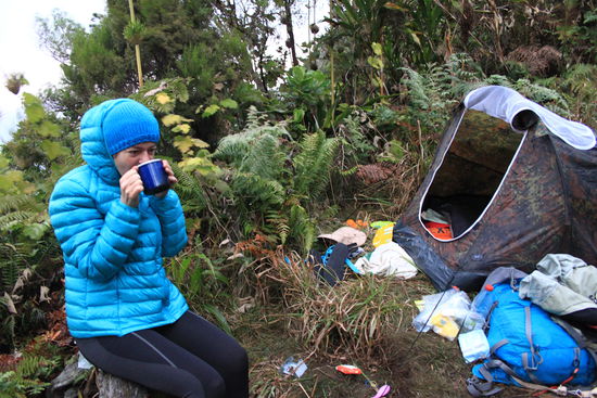 Zurück an der Basis gab es ein zweites Frühstück bestehend aus Erdnüssen und Eiweißriegeln, dazu heißes Wasser mit Brausetablette. Die Sonne schickte ihre ersten Strahlen über den Wald und so konnte das Gröbste abtrocknen.