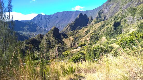 Aufgrund der unterschiedlichen Ausrichtung der Taleingänge werden die Wolken auch unterschiedlich in die Täler gedrückt. Dadurch ergeben sich differenzierte Mikroklimata