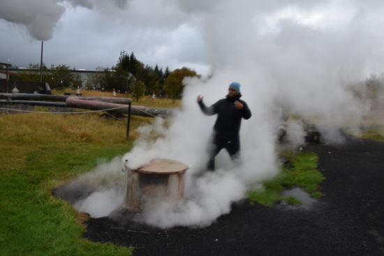 Zu Besuch im Geothermalpark. Hier wird Brot gebacken.