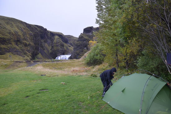Einsamer Zeltplatz am Wasserfall.