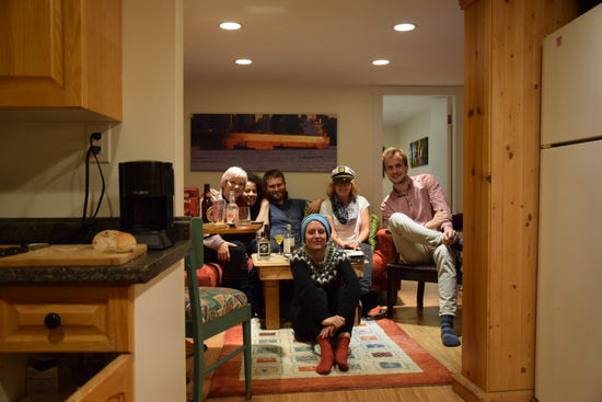 Abschiedsessen bei Kathy. Kathy hat extra ihre Kapitänsmütze rausgeholt, damit sie zu uns Hamburgern passt.