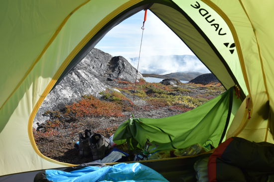 Hier sieht man im Hintergrund das Feuer aus der Ferne.