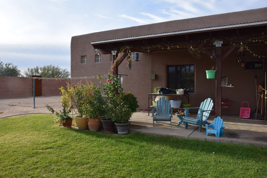 Gemuetliches Haus in der Wueste, sogar mit Rasen