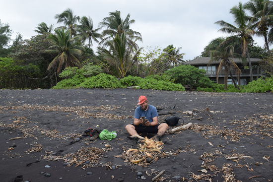 Rahan knackt ganz allein seine erste Kokosnuss