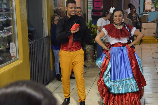 Ein traditioneller Tanz auf dem Markt