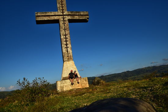 Die Abendsonne auf einem Berg in Tilaran