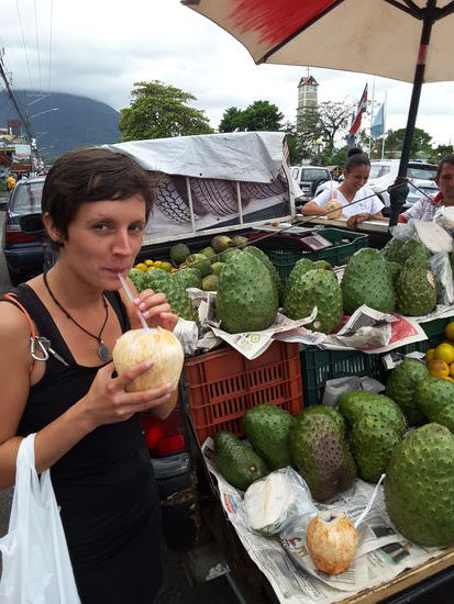 Unser Lieblingsgetränk kühle Kokusnuss und im Hintergrund unsere Neuentdeckung Guanabana