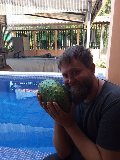 Rahan mit seiner neuen Lieblingsfrucht.