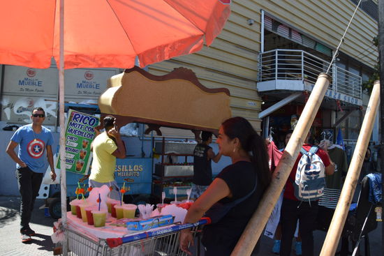Eine typische Flohmarktszene. Ein Sofa wird verkauft und es gibt leckere Säfte