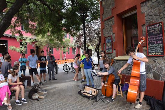 Der Straßenmarkt mit Musik
