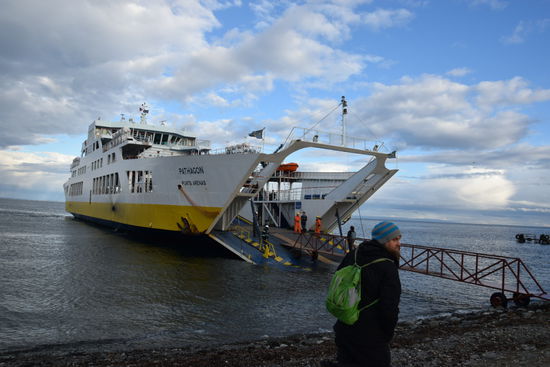 Mit diesem Schiff gings zur Insel