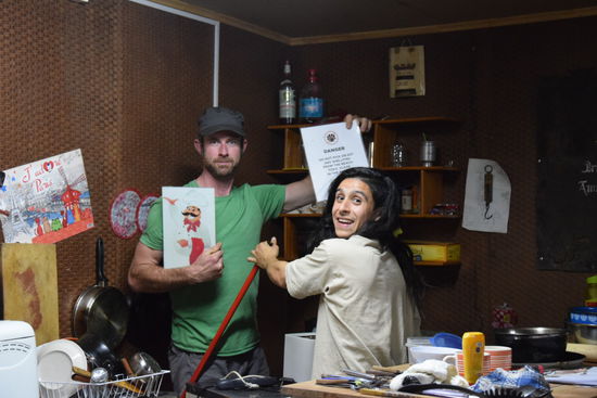 Mitten in der Nacht räumten Quinn und Pepe noch die ganze Küche um