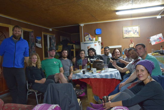 Festessen nach der Rettungsaktion. Cecilia hat gekocht, Rahan hat seine  letzten Rum ausgeschenkt und sogar die Polizei hat mitgefeiert.