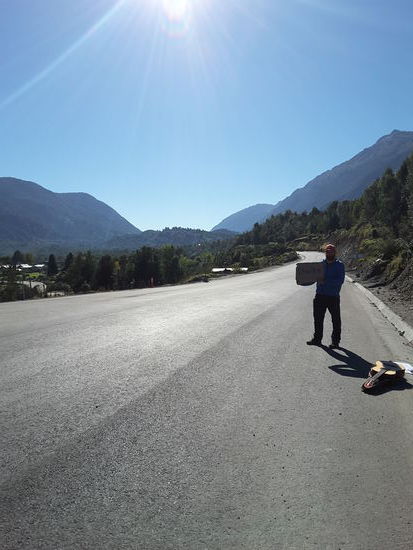 Während die Menschen am Osterwochenende im Stau stehen, warten wir an den verlassensten Straßen auf eine Mitfahrgelegenheit
