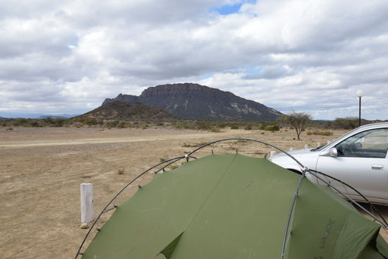 Der Zeltplatz neben dem Stromgenerator. Es war schwierig eine Foto zu machen, ohne die Antenne und dem Generator im Hintergrund
