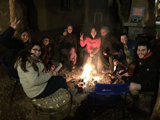 Es war so kalt im Hostel, dass der Besitzer ein Feuer machte