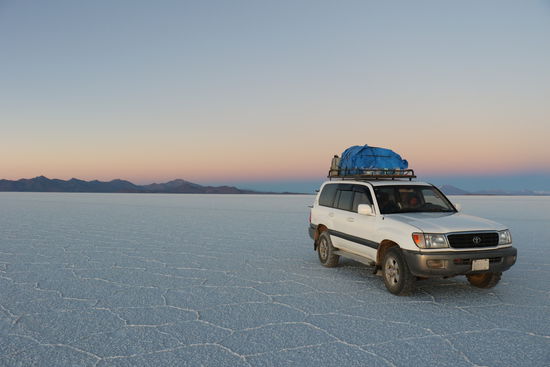 Unser Jeep inmitten der Salzwueste
