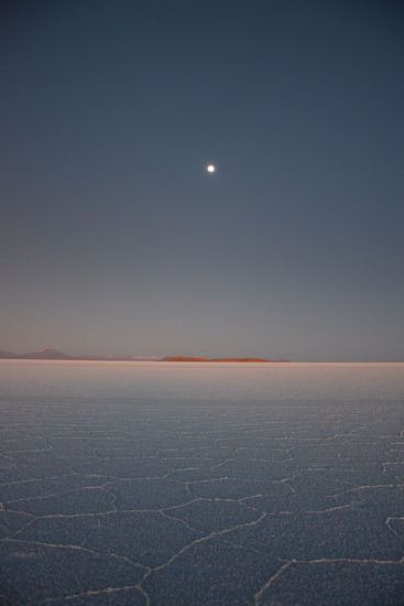 Der Mond ueber der Salzwueste