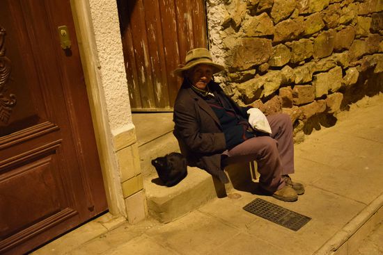 Einheimischer mit Katze