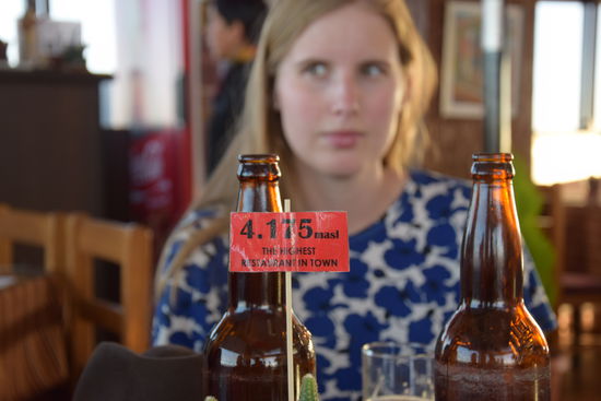Das höchste Restaurant der Stadt ( im Hintergrund Mariska). Der Strom ging nicht und so gabs Bier statt Kaffee. Leider war der Aufzug auch ausgefallen.