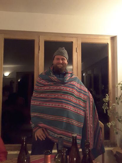 Rahan mit neu erstandenen Souvenirs