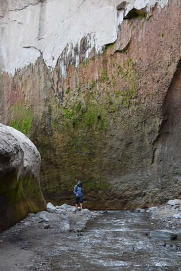 In der Nähe von Yura wanderten wir im Canyon...