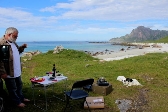 Abends grillten wir den von mir am Morgen geangelten Fisch und tranken dazu einen guten Wein.